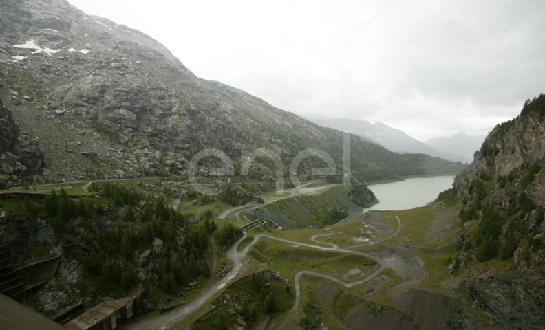 Scorcio verso valle dal coronamento della diga di Alpe Gera
