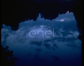 Paesaggio lacustre al tramonto