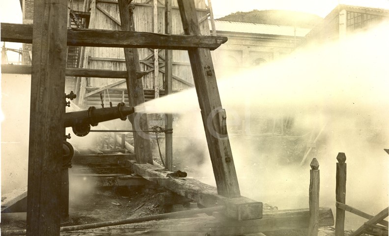 Fabbrica di Larderello. Misurazione soffioni.