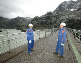 Operai sul coronamento della diga di Alpe Gera