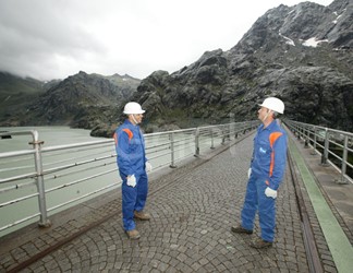 Operai sul coronamento della diga di Alpe Gera