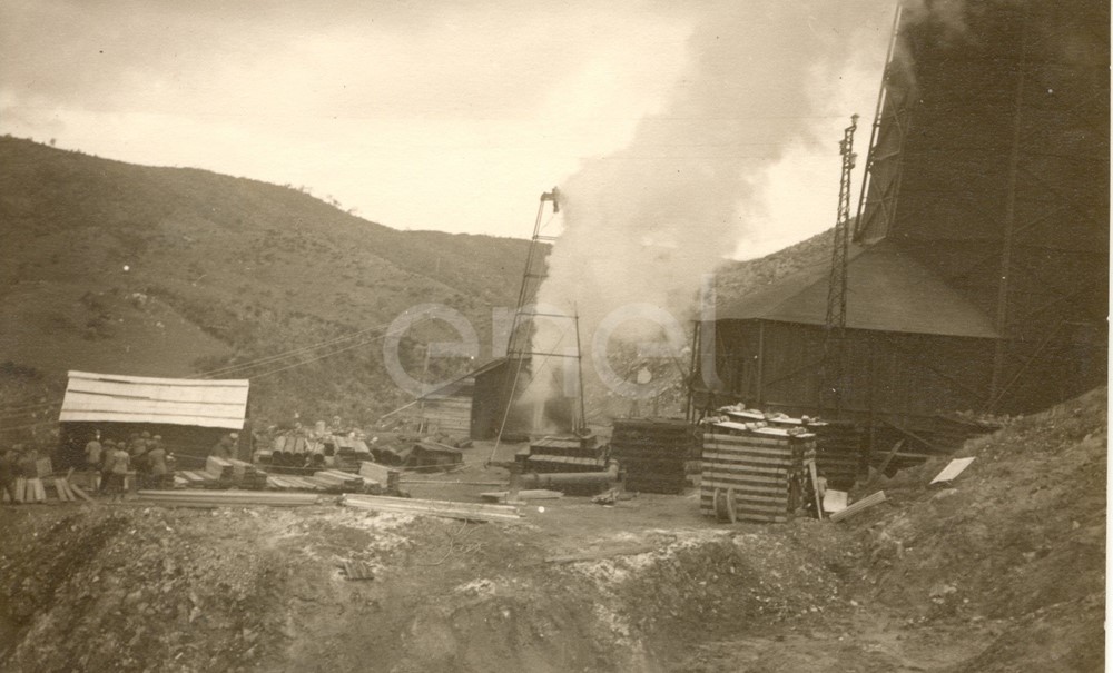 Fabbrica di Larderello. Esplosione di vari soffioni. 1906-1930.