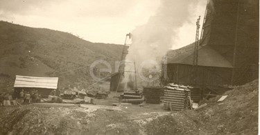 Fabbrica di Larderello. Esplosione di vari soffioni. 1906-1930.