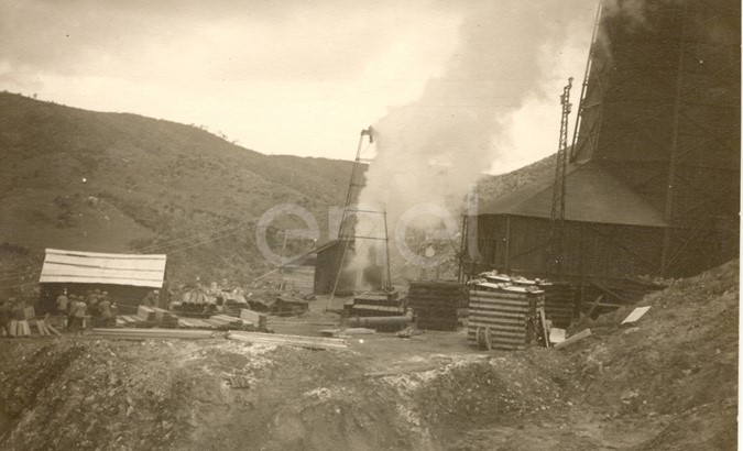 Fabbrica di Larderello. Esplosione di vari soffioni. 1906-1930.