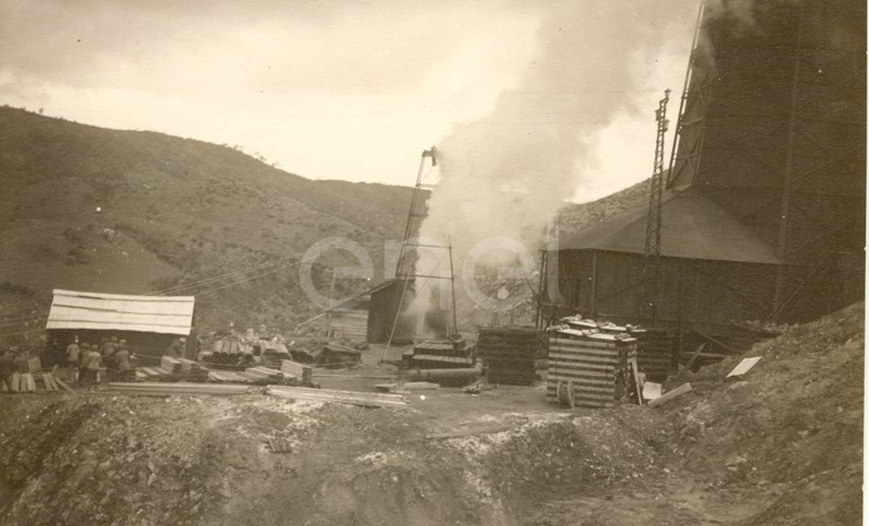 Fabbrica di Larderello. Esplosione di vari soffioni. 1906-1930.