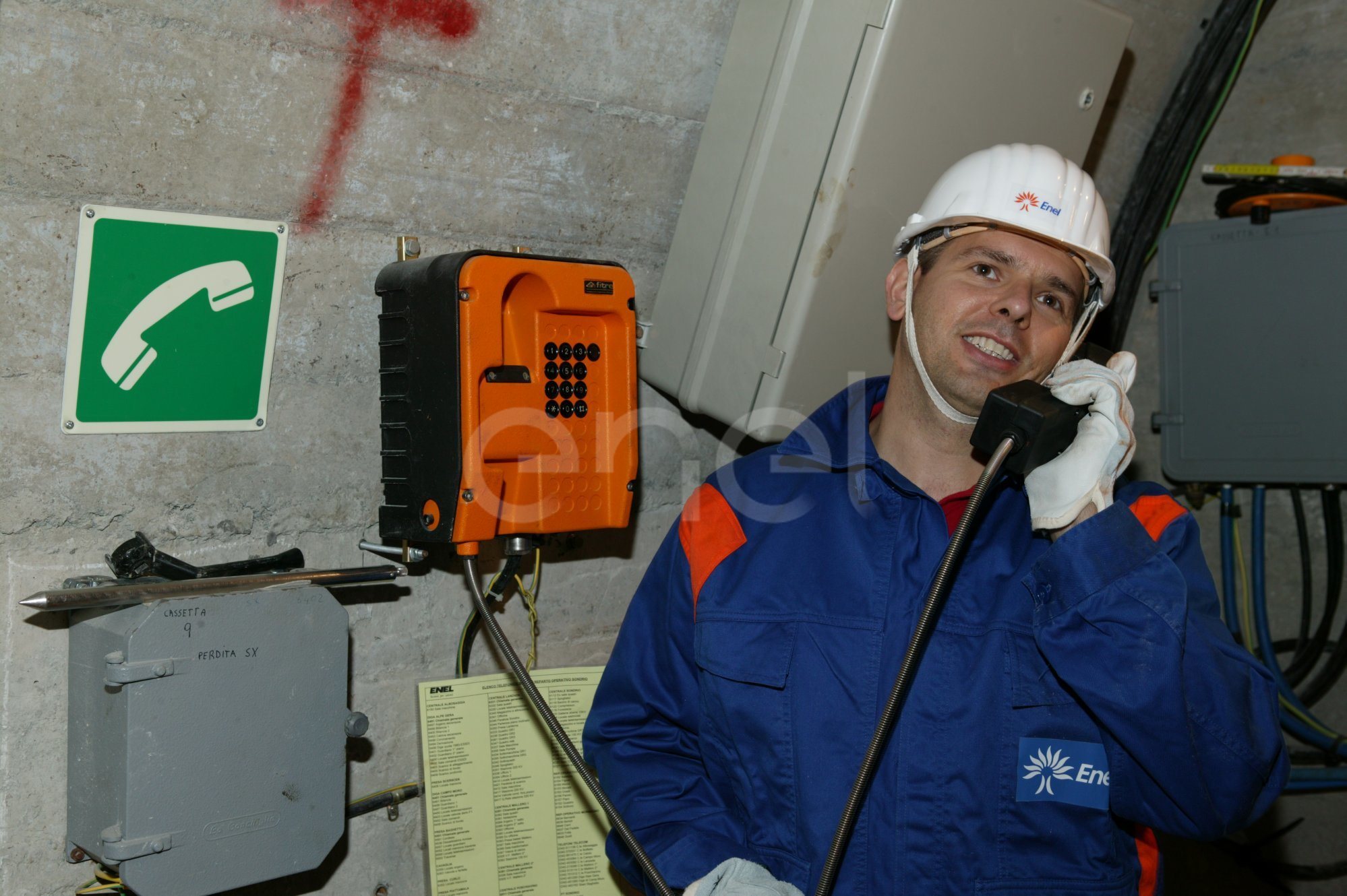 Operaio al telefono all'interno del cunicolo della diga di Alpe Gera