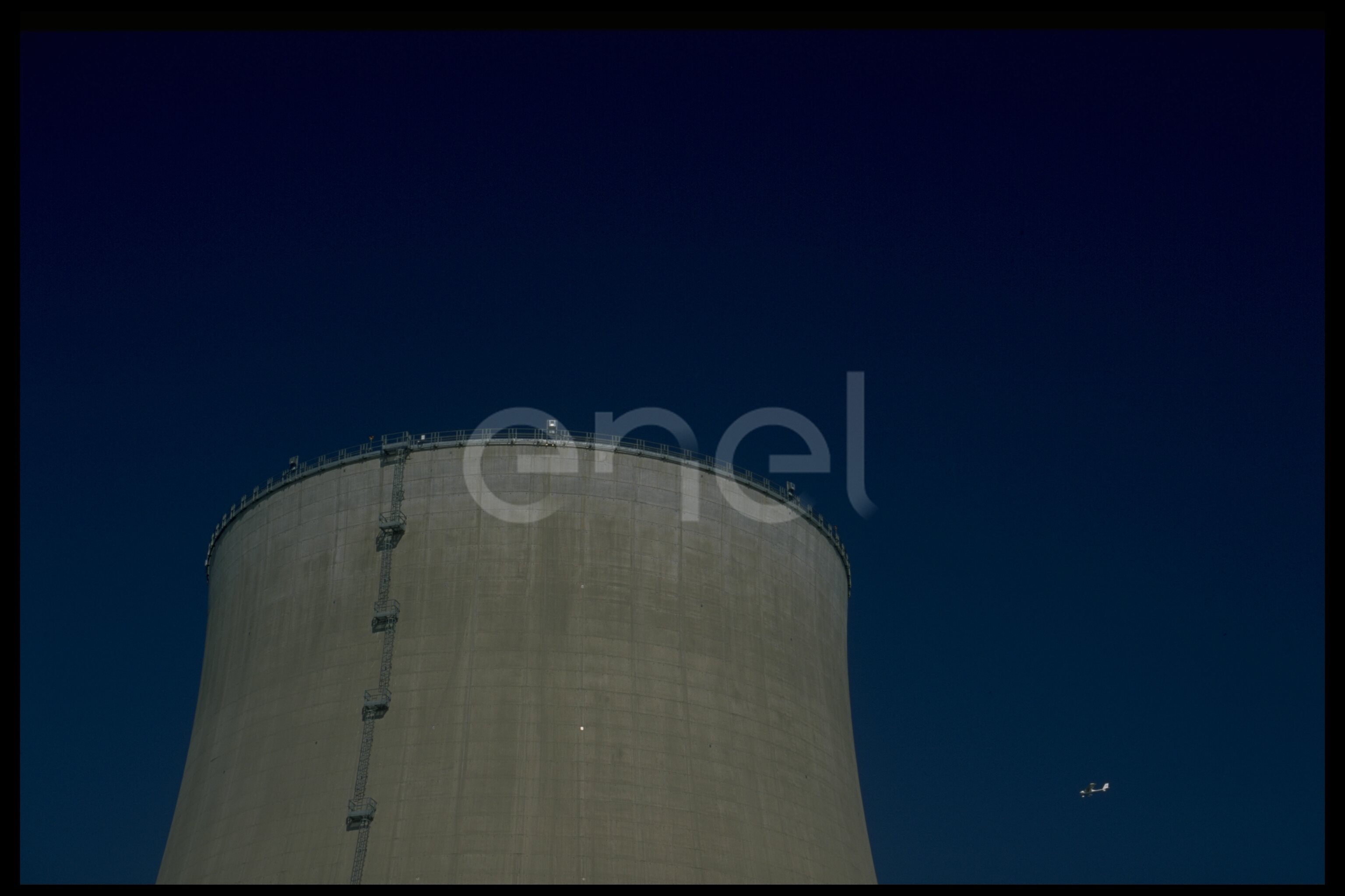 Torre di raffreddamento e aereo