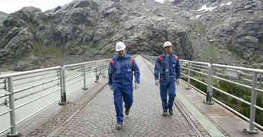 Operai sul coronamento della diga di Alpe Gera