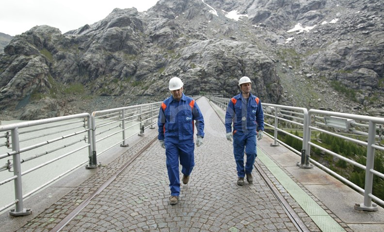 Operai sul coronamento della diga di Alpe Gera