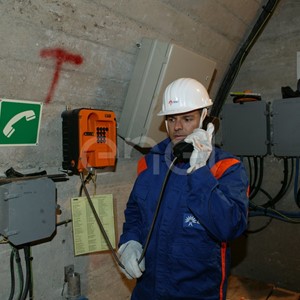Operaio al telefono all'interno del cunicolo della diga di Alpe Gera