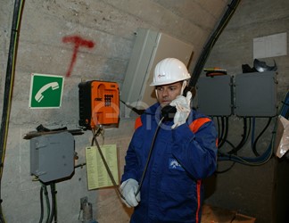 Operaio al telefono all'interno del cunicolo della diga di Alpe Gera