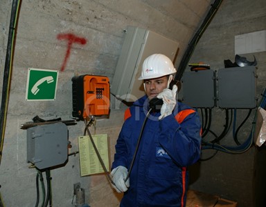 Operaio al telefono all'interno del cunicolo della diga di Alpe Gera