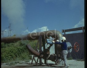 Operaio, tubazioni e saracinesche