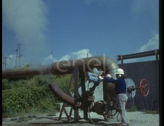 Operaio, tubazioni e saracinesche
