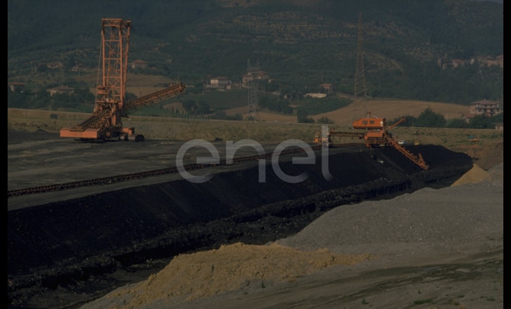 Area di escavazione con scavatrici di terra