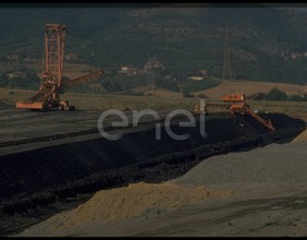 Area di escavazione con scavatrici di terra