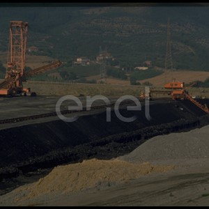 Area di escavazione con scavatrici di terra