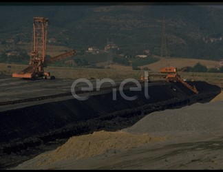 Area di escavazione con scavatrici di terra