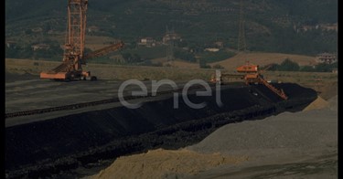 Area di escavazione con scavatrici di terra