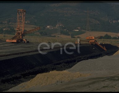 Area di escavazione con scavatrici di terra