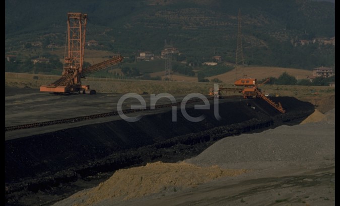 Area di escavazione con scavatrici di terra