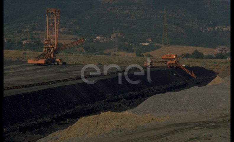Area di escavazione con scavatrici di terra