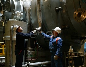 Operai al lavoro in sala macchine