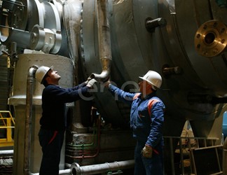 Operai al lavoro in sala macchine