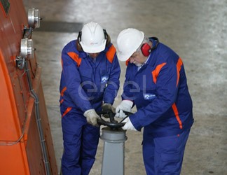 Operai al lavoro in sala macchine