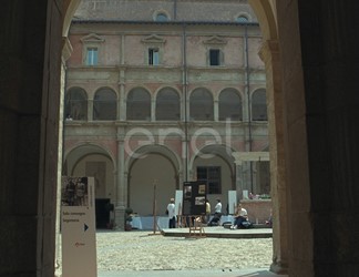 Mostra nel cortile del palazzo
