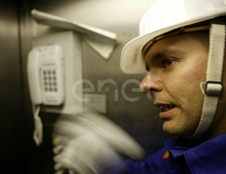 Operaio all'interno del cunicolo della diga di Alpe Gera