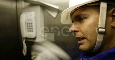 Operaio all'interno del cunicolo della diga di Alpe Gera