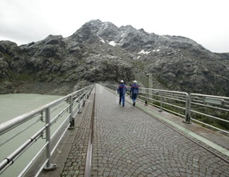 Operai sul coronamento della diga di Alpe Gera
