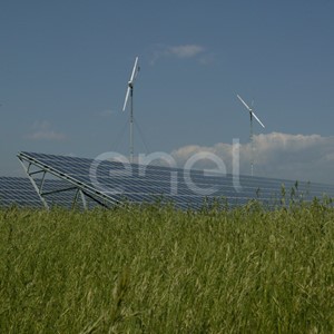 Veduta delle stringhe del campo fotovoltaico di Serre Persano