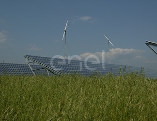 Veduta delle stringhe del campo fotovoltaico di Serre Persano