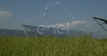 Veduta delle stringhe del campo fotovoltaico di Serre Persano
