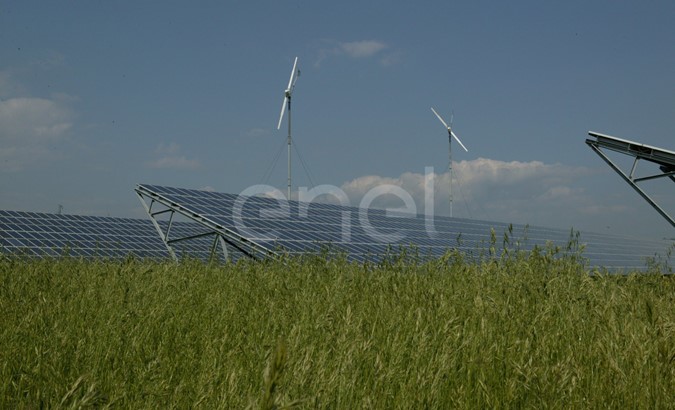 Veduta delle stringhe del campo fotovoltaico di Serre Persano