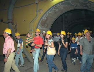 Gruppo di visitatori all'interno della centrale