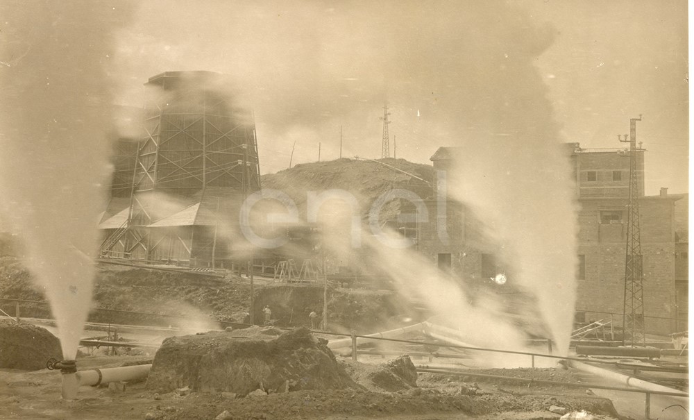 Fabbrica di Larderello. Esplosione di vari soffioni. 1906-1930.