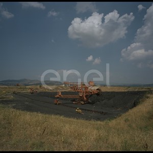 Banco di lignite e macchina escavatrice