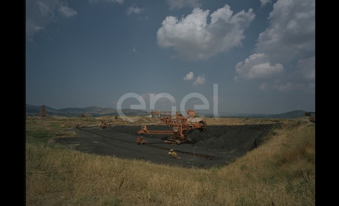 Banco di lignite e macchina escavatrice