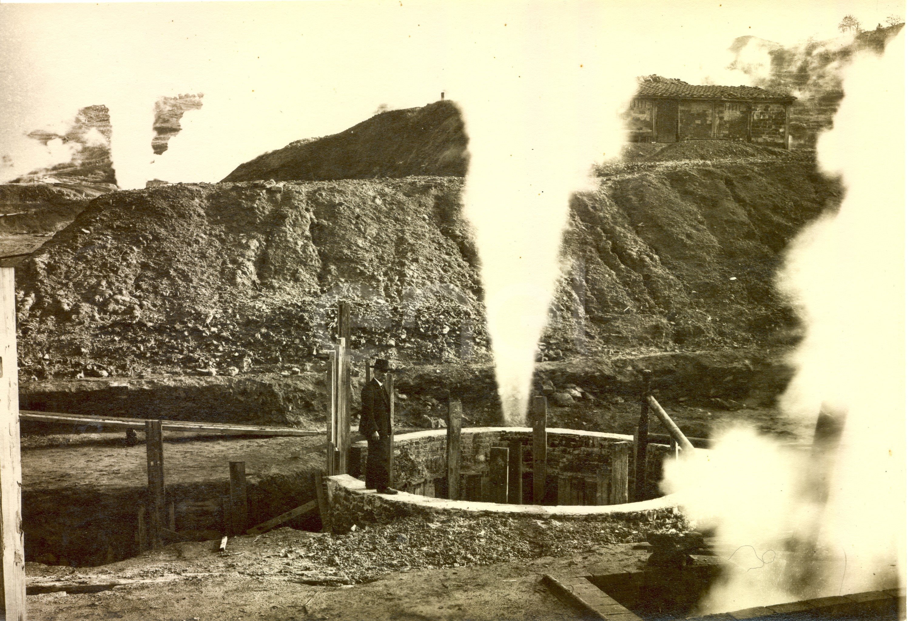 Fabbrica di Larderello. Vari soffioni perforati nel periodo 1897/1930.