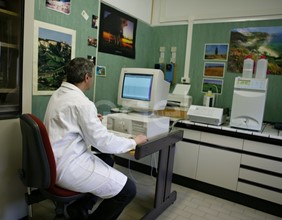 Tecnico al computer all'interno del laboratorio chimico di Larderello
