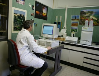 Tecnico al computer all'interno del laboratorio chimico di Larderello