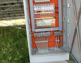 Quadro elettrico posto sotto i moduli fotovoltaici della centrale di Serre Persano