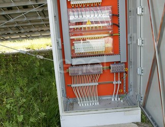 Quadro elettrico posto sotto i moduli fotovoltaici della centrale di Serre Persano