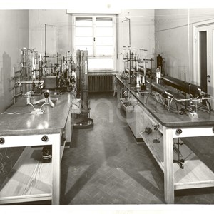 Settore chimico. Laboratori. Centro studi. Larderello.