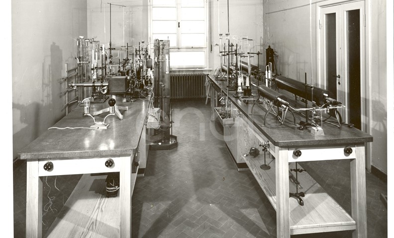 Settore chimico. Laboratori. Centro studi. Larderello.