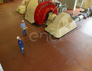 Operai al lavoro su un gruppo turboalternatore