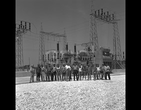 Foto di gruppo e stazione elettrica